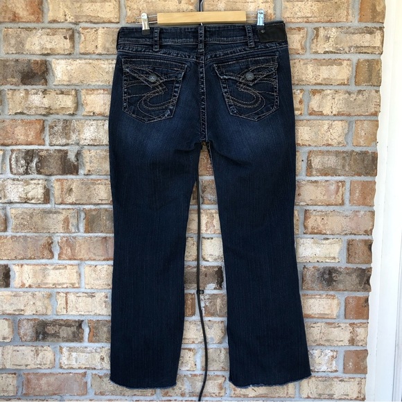 Silver Women’s Suki Surplus Flare Raw Hem Dark Wash Mid Rise Jeans W32/L32 - Picture 9 of 15